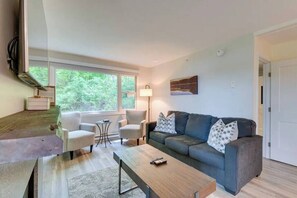 Modern pristine space in perfect Stowe location (2064)