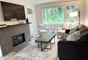 Modern pristine space in perfect Stowe location (2063)