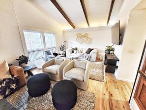 Impeccably Designed 3BR Stowe Woods Retreat (3501)