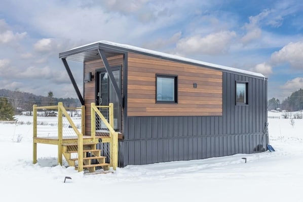 Tiny home, in the heart of Vermont. Minutes from Stowe mountain and three miles from Stowe village.