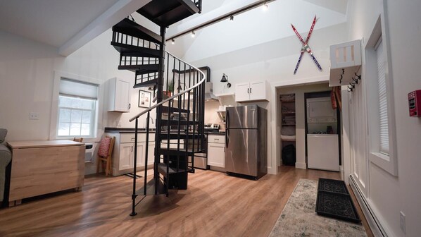 Cheerful Roomy Condo in Stowe close to mountain (2764)