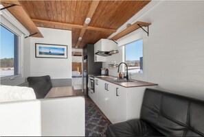 Modern & Upscale Tiny Home, Great Spot near Stowe (3245)