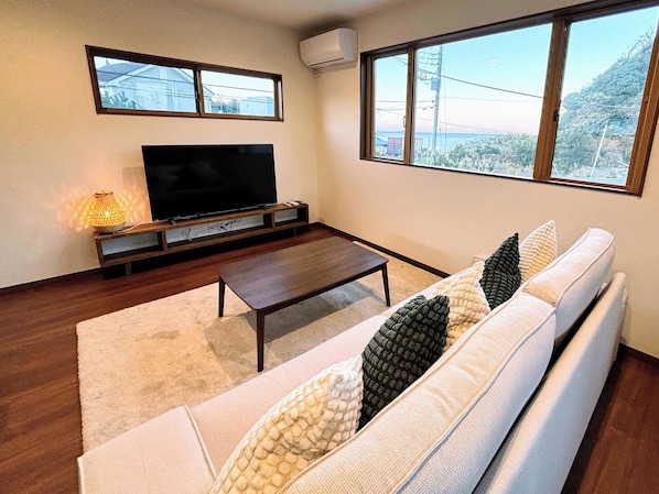 ・[Living room] The second floor living room is a relaxing space. You can see the Pacific Ocean from the large windows.