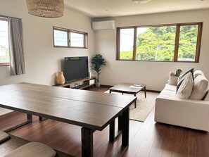 ・[Living room] A relaxing space with many windows and gentle natural light.
