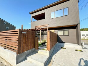 ・[Exterior] The garden is completely surrounded by a wall, so you can enjoy privacy.