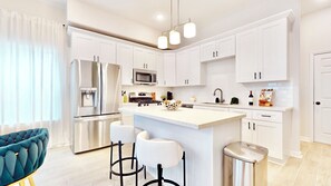 Sleek and modern kitchen that meets your every need when cooking. 