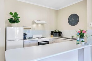 Fully equipped kitchen with dishwasher, oven, stove and more