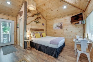 Studio | Queen Bed | Linens & Towels Provided | Breakfast Table