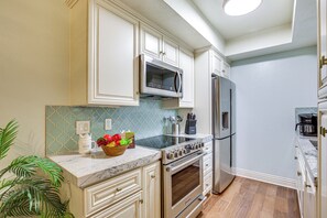 Kitchen | Free WiFi | Single-Story Unit