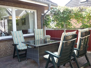 Gartentisch mit Stühlen