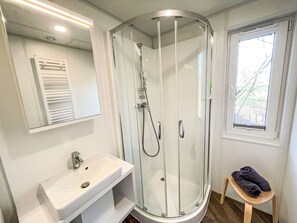Zapfhahn, Sinken, Armatur, Eigentum, Duschkopf, Duschpaneel, Fenster, Badezimmer, Spiegel