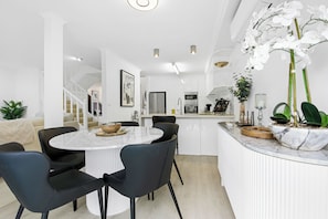 Dining & Kitchen