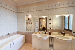 Autumn, Bathroom, Spring, Summer