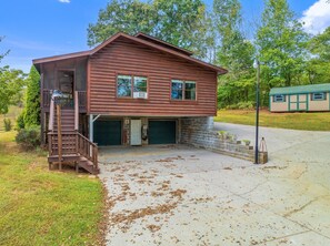 Willow Creek Cabin - Covered parking for motorcycles