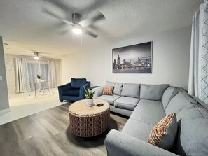 Large living room with plenty of seats