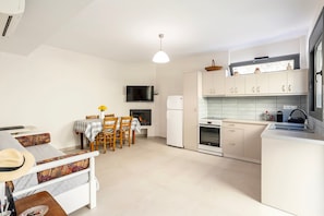 odern Open-Plan Kitchen and Dining Area