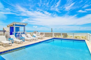 Zero entry pool overlooking the Gulf