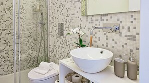 Modern bathroom with towels and free toiletries included, as well as a hairdryer. #Bathroom #LovelyStay