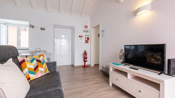 The living room has a Smart TV and a fan to cool down on those warm summer days.
#comfort #relax #smartv #portugal #pt #sintra