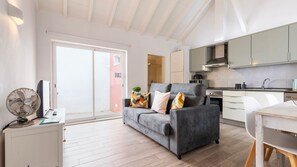 Get ready to take a break and relax in this open concept home.
#openconcept #modern #relax #portugal #pt #sintra