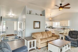 Living Room | Queen Sleeper Sofa | Gas Fireplace | Smart TV | Free WiFi