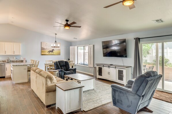 Show Low Vacation Rental | 3BR | 2BA | 1,376 Sq Ft | 1 Step Required