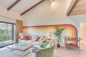 Living Room | Flat-Screen TV | Central Air Conditioning/Heat | Free WiFi