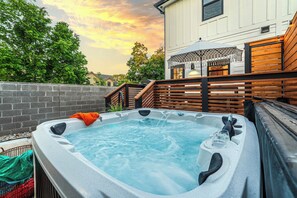 Soak in 6-people hot tub beneath the starry night