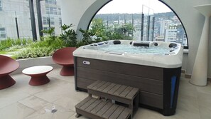 Outdoor spa tub