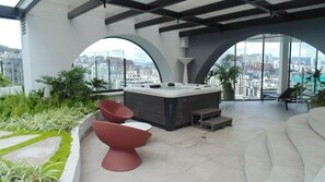 Indoor spa tub