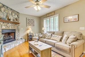 Living Room | Queen Sleeper Sofa | Fireplace | Smart TV
