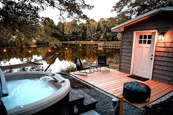 Outdoor spa tub