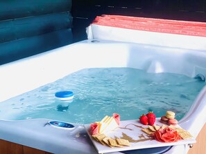 Hot tub which can accommodate 4 people. 