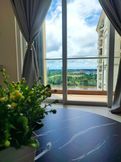 River view comfy homestay! Family-sized condo with Pool and Jacuzzi