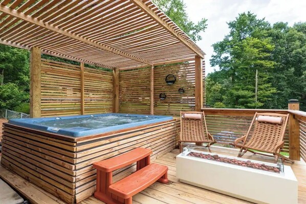 Outdoor spa tub
