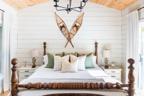 Luxurious King Bed room with lakeviews from bed