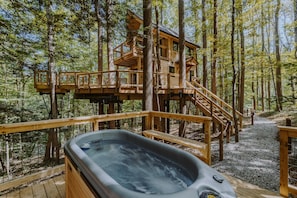 Outdoor spa tub