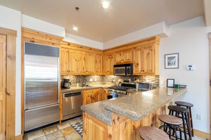 Kitchen: Well-equipped kitchen, stainless steel appliances, kitchen bar w/4 bar stools