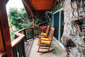 Enjoy your morning coffee on the lanai watching the sun rise over the ocean. 