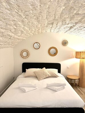 Chambre avec lit queen size et lit 