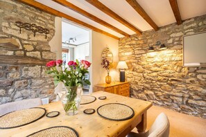 Byre Cottage, Hutton-Le-Hole - Host & Stay