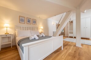 Mill Cottage, Wells-next-the-Sea: The master bedroom