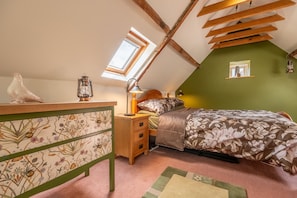 Hayloft, Brancaster:  The bedroom with a vaulted, beamed ceiling