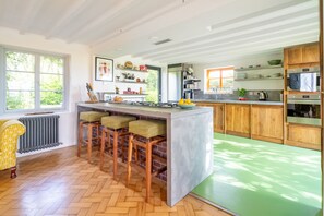 Field Barn Cottage, Burnham Market: The kitchen area