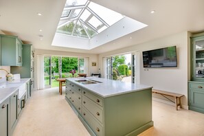 Keepers Lodge Kitchen - StayCotswold