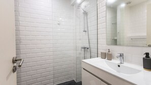 Elegant tiles, modern fixtures and ample space create a private oasis for your personal care and relaxation #bright #comfort