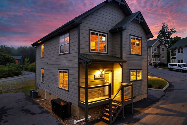 Seven Pines - A cozy lodge minutes to PF!