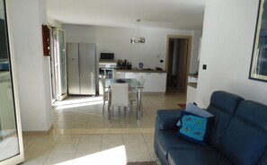 Autumn, Kitchen, Living Room, Spring, Summer