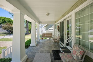 Porch swing