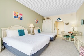 Relax in a beautifully furnished studio equipped with two comfortable queen-size beds, ideal for a small family or group of friends.